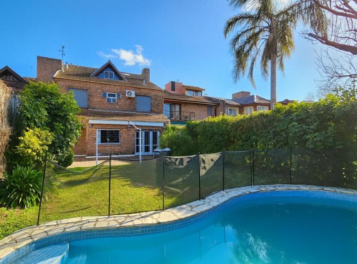 Casa · 250m² · 8 Ambientes · 2 Cocheras