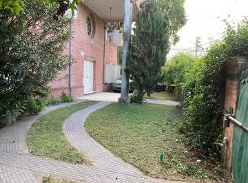 Casa · 243m² · 6 Ambientes · 1 Cochera · Casa