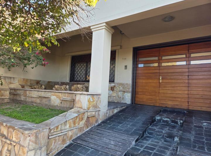Casa · 330m² · 8 Ambientes · 2 Cocheras