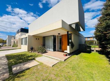 Casa · 160m² · 4 Ambientes · 2 Cocheras · Casa en Vistas, Lote 717 m y Pileta Climatizada