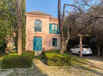 Casa · 565m² · 6 Ambientes · 1 Cochera · Casa en Barrio Cerrado Santa Clara.