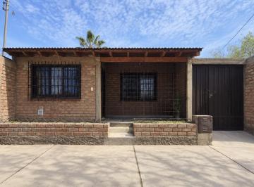 Casa · 82m² · 4 Ambientes · 3 Cocheras · Casa, con Tinglado Al Fondo, Ideal Para Taller Metalúrgico. Villa Hipódromo, Godoy Cruz