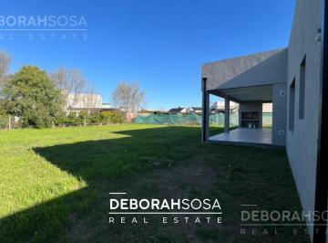Casa · 800m² · 4 Ambientes · Casa en Venta Barrio El Cantón | 4 Dorm. | Lote 800 m²