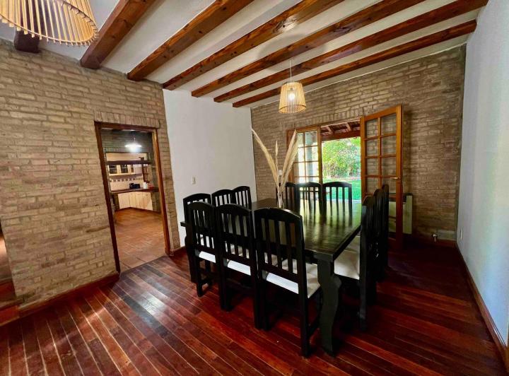 Casa · 335m² · 6 Ambientes · 2 Cocheras