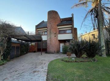 Casa de 6 ambientes, Berazategui · Casa en El Carmen – 4 Dorm, Suite con Balcón y Parque