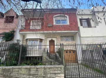 Casa · 251m² · 4 Ambientes · 3 Cocheras · Casa 4 Dor, Mb Lote, Jardín, Pileta y Quincho en La Lucila!