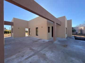 Casa · 127m² · 4 Ambientes · 4 Cocheras · Casa en Una Planta en Lote Central con Tres Cuartos en Los Alcanfores