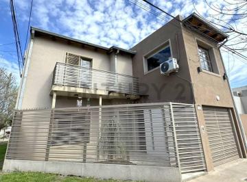 Casa · 151m² · 4 Ambientes · 2 Cocheras · Casa en Esquina de Dos Plantas – Venado Tuerto