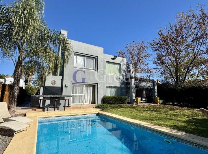Casa · 236m² · 6 Ambientes · 4 Cocheras