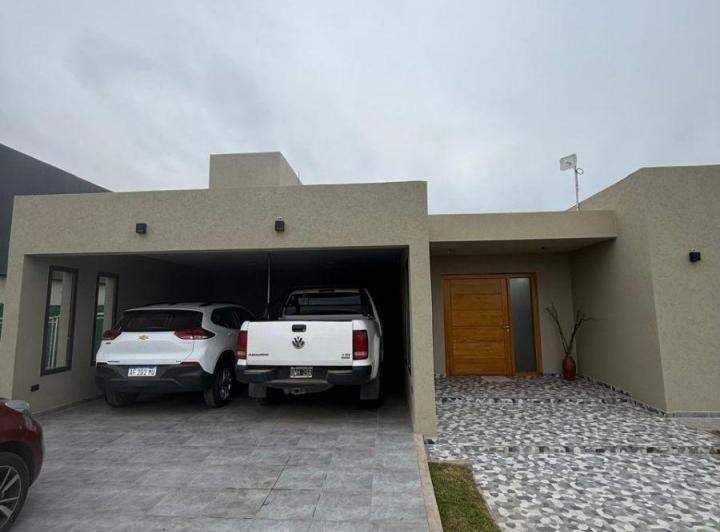 Casa · 240m² · 2 Ambientes · 2 Cocheras