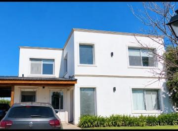 Casa · 223m² · 6 Ambientes · 2 Cocheras · Casa en Barrio Santa Juana