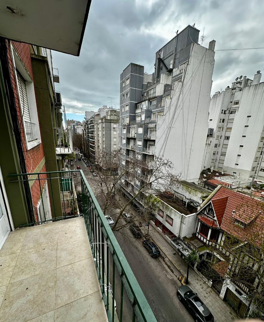 Departamento 2 ambientes a la calle con dependencia de servicio