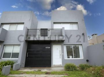 Casa · 120m² · 4 Ambientes · 1 Cochera · Dúplex en Alquiler en City Bell de 3 Dorm. con Parque, Cochera y Parrilla – El Quimilar