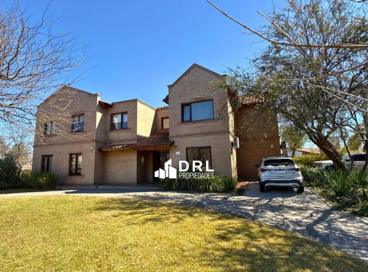 Casa · 420m² · 3 Dormitorios
