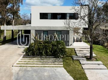 Casa · 225m² · 5 Ambientes · 4 Cocheras · Casa en Springdale