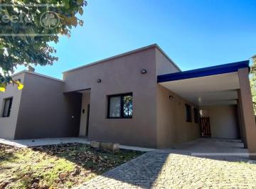 Casa · 180m² · 5 Ambientes · 1 Cochera · Casa en Venta de 5 Ambientes! Fincas de Iraola 1 Hudson Berazategui! Escriturable! Acepta Financiac