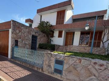 Casa · 280m² · 4 Dormitorios · 2 Cocheras · Openhouse Alquila Hermosa Casa en Pleno Corazon de La Quinta Sección.