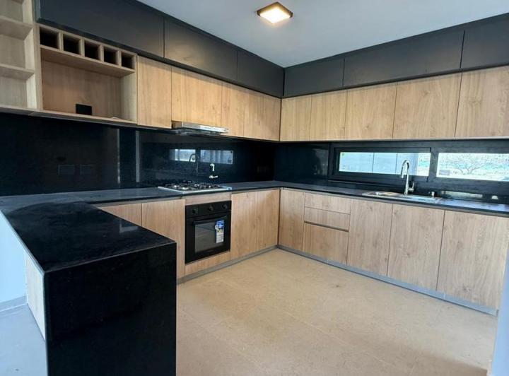 Casa · 182m² · 10 Ambientes · 2 Cocheras