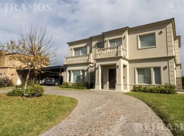 Casa · 290m² · 5 Ambientes · 6 Cocheras · Casa en Venta en Harás Santa María con 4 Dorm.