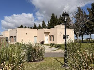 Casa · 116m² · 4 Ambientes · 2 Cocheras · Venta Casa de 4 Amb con Parrilla y Pileta Canning Barrio Santa Ines