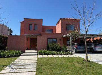 Casa · 260m² · 6 Ambientes · Casa 6 Ambientes, Alquiler de Verano, Barrio San Rafael