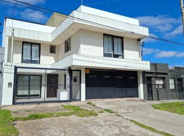 Casa · 350m² · 5 Ambientes · 3 Cocheras · Casa 5 Ambientes con Patio - Urgencia de Venta - Mundialista