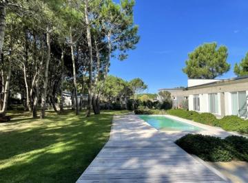 Casa · 200m² · 5 Ambientes · 2 Cocheras · Casa en Alquiler "La Herradura", 2da de Febrero. Pinamar.