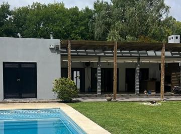 Casa · 210m² · 4 Ambientes · 4 Cocheras · Venta Casa Barrio Cerrado