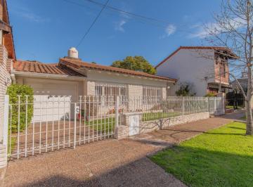 Casa · 166m² · 4 Ambientes · 2 Cocheras · Venta de Casa de 3 Ambientes en Planta Baja con Pileta, Jardín y Garage – Hurlingham