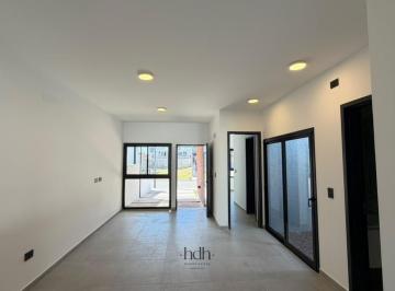 Casa · 90m² · 4 Ambientes · 1 Cochera · Casa Venta La Calandria 2 Dorm. 2 Baños Planta Baja con Patio