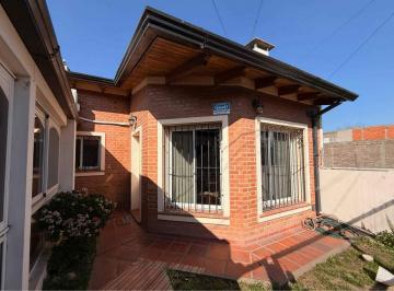 Casa · 136m² · 5 Ambientes · 1 Cochera · Casa en Venta 3 Dorm y Cochera en San Lorenzo