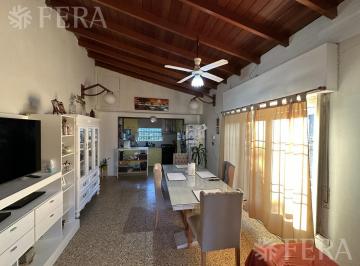 Casa · 160m² · 3 Ambientes · 3 Cocheras · Venta de Casa Quinta de 3 Ambientes con Cochera y Piscina en Moreno