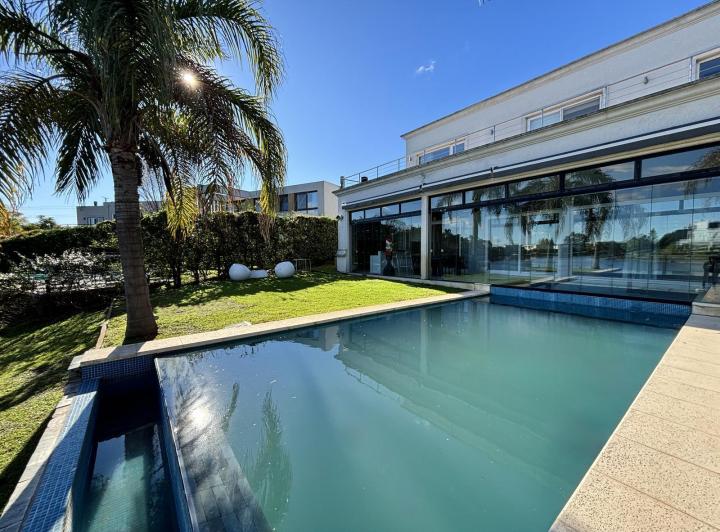 Casa · 450m² · 10 Ambientes · 3 Cocheras