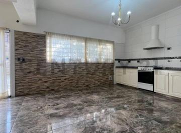 Casa · 223m² · 3 Ambientes · 1 Cochera · Alquiler 3 Ambientes con Cochera y Patio Caseros Norte