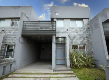 Casa · 120m² · 4 Ambientes · 1 Cochera · Dúplex en Alquiler en City Bell de 3 Dorm. con Parque, Pileta Cochera y Parrilla – El Quimilar
