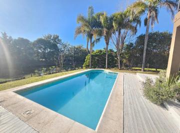 Casa · 220m² · 5 Ambientes · 4 Cocheras · Casa en Las Glorietas Alquiler