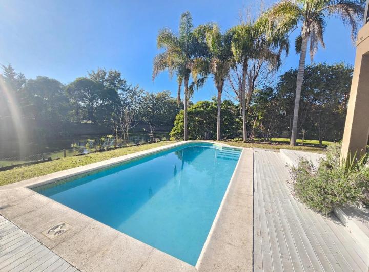 Casa · 220m² · 5 Ambientes · 4 Cocheras