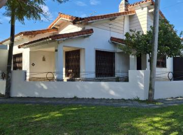 Casa · 70m² · 4 Ambientes · 1 Cochera · Alquiler Casa 2 Dorm.