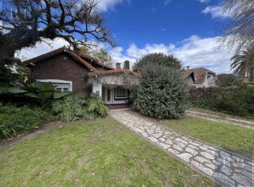 Casa · 267m² · 6 Ambientes · 4 Cocheras · Canale 2672, Entre King y Ferre, J. Mármol - Chalet Sobre Amplio Lote 946 m²