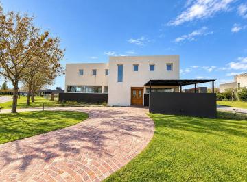 Casa · 240m² · 7 Ambientes · 2 Cocheras · Venta. Casa a La Laguna. El Cazal, escobar.