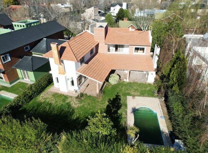 Casa · 200m² · 5 Ambientes · 1 Cochera