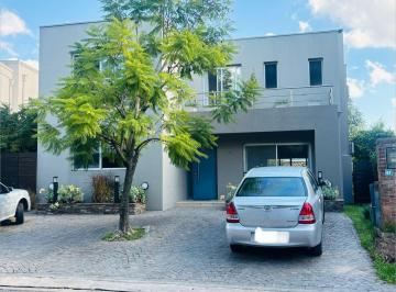 Casa · 230m² · 7 Ambientes · 3 Cocheras · Casa en Venta. Barrio Isla del Sol