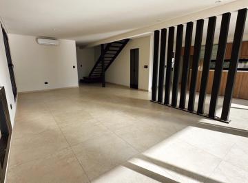 Casa · 202m² · 4 Ambientes · 4 Cocheras · Casa Estrenar en Cul de Sac 3 Dorm. Castaños!