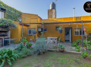Casa de 3 ambientes, Morón · Excelente Casa 3 Amb en Venta con Cochera y Espacio Verde - Moron