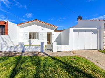 LOY-LOY-1798_2 · Casa en Venta 3 Ambientes con Garage y Patio - Las Avs