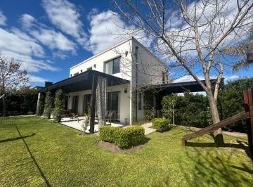 Casa · 268m² · 5 Ambientes · 2 Cocheras · Casa con Tres Dorm. en Suite en Los Tacos - Pilar