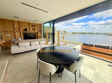 Casa · 232m² · 4 Ambientes · 3 Cocheras · Venta de Casa a La Laguna en El Naudir