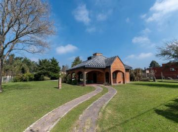 Quinta vacacional · 65m² · 3 Dormitorios · 1 Cochera · Quinta de 1.308 m² con Pileta en Altos del Sauce