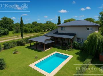 Quinta vacacional · 580m² · 4 Ambientes · Casa Familiar en Venta Sobre Lote 580 m² El Pato Berazategui Recibe Permuta
