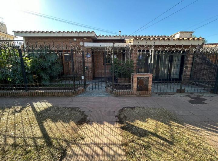 Casa · 90m² · 5 Ambientes · 1 Cochera